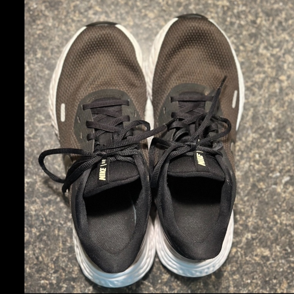 Nike Revolution 5 Premium 'Black Metallic Gold' - Picture 7 of 9